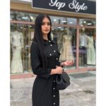 Crna elegantna maksi haljina na kopčanje sa zlatnim dugmadima