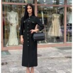Crna elegantna maksi haljina na kopčanje sa zlatnim dugmadima