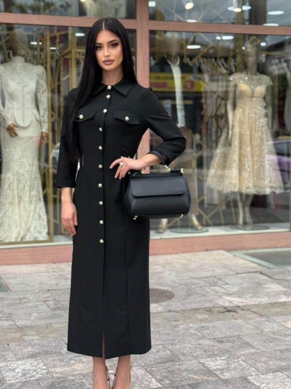 Crna elegantna maksi haljina na kopčanje sa zlatnim dugmadima