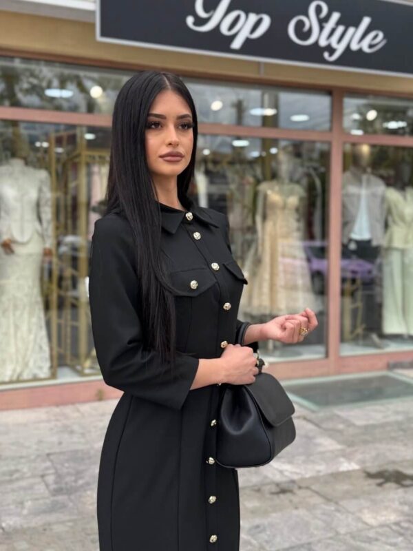 Crna elegantna maksi haljina na kopčanje sa zlatnim dugmadima