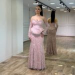 Duga roze svečana korset haljina sa ručnim radom i biserima – Seraphina