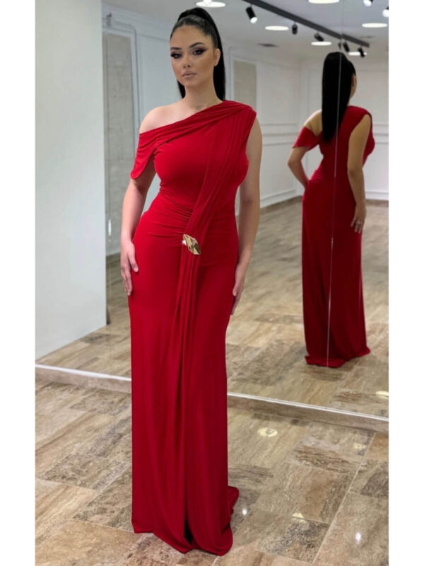 Elegantna duga crvena haljina na jedno rame sa zlatnim detaljem