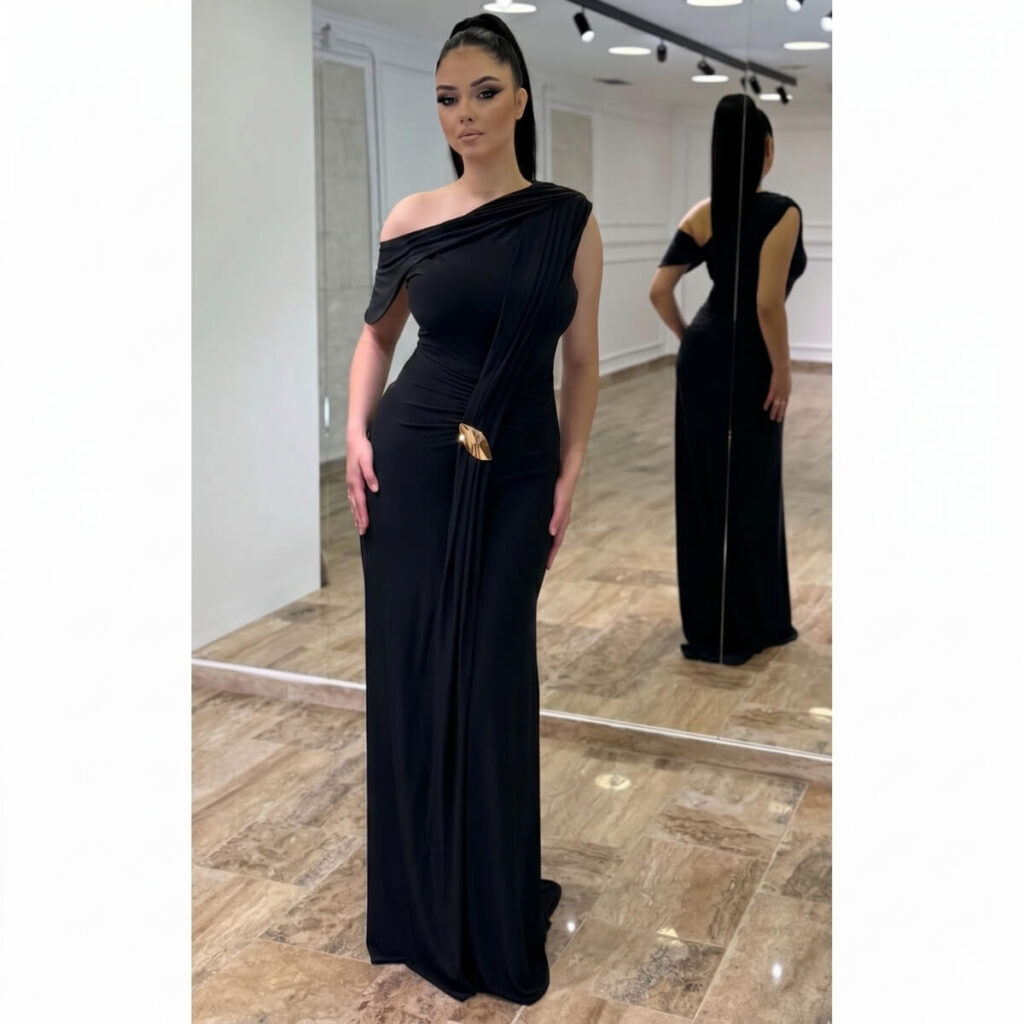 Elegantna duga crna haljina na jedno rame sa zlatnim detaljem
