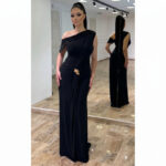 Elegantna duga crna haljina na jedno rame sa zlatnim detaljem