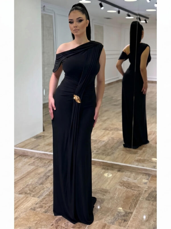 Elegantna duga crna haljina na jedno rame sa zlatnim detaljem