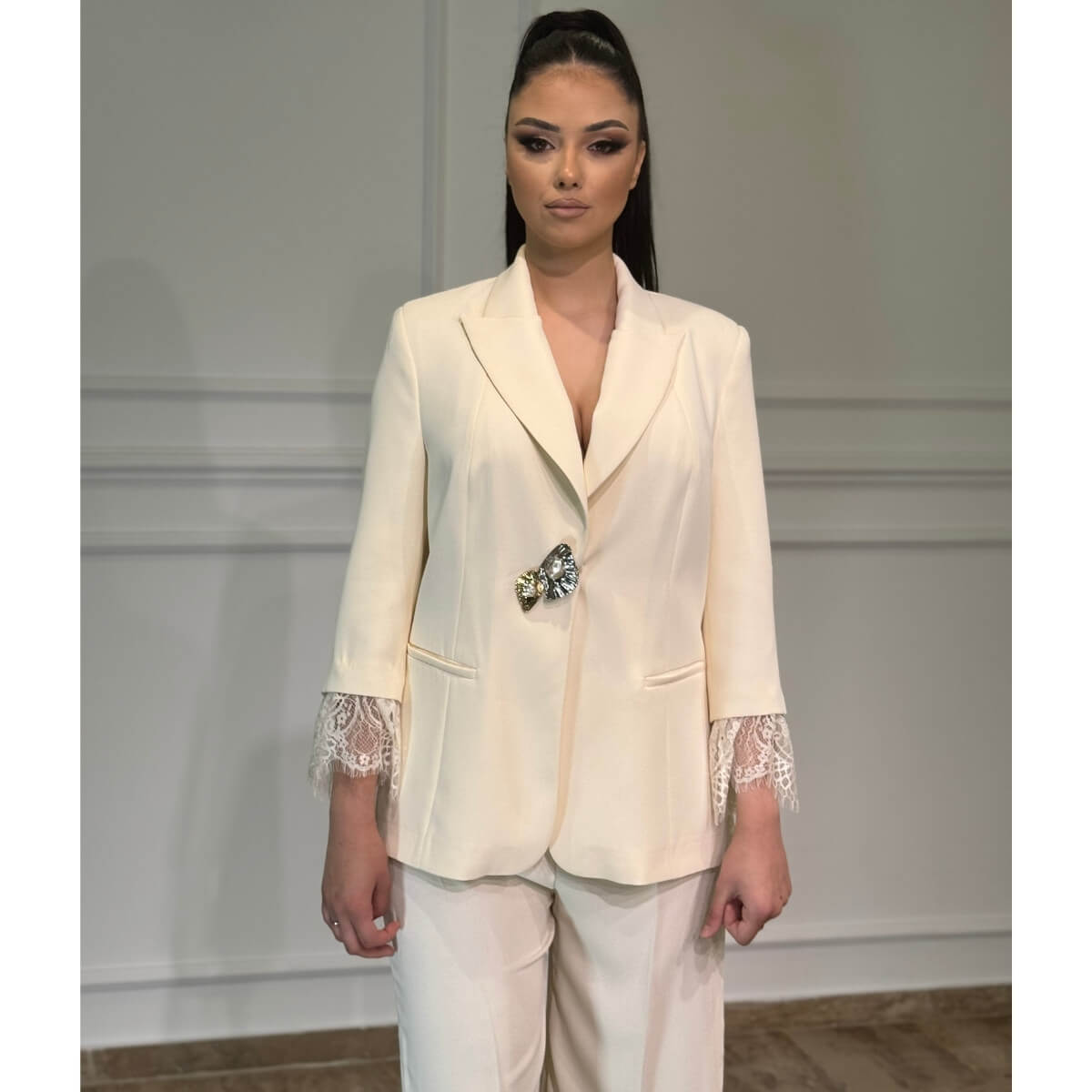 Elegantno žensko odelo Bianca sa čipkom na rukavima i brošem