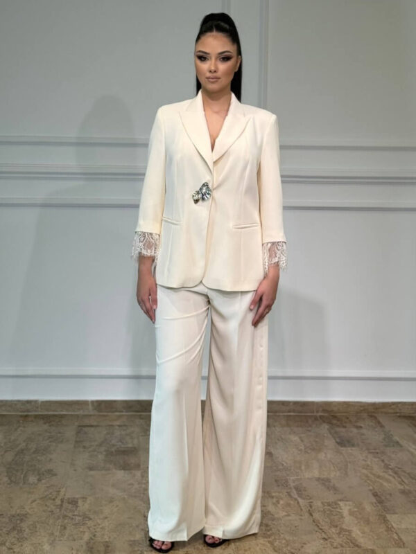 Elegantno žensko odelo Bianca sa čipkom na rukavima i brošem