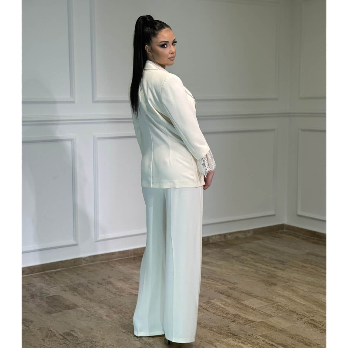 Elegantno žensko odelo Bianca sa čipkom na rukavima i brošem