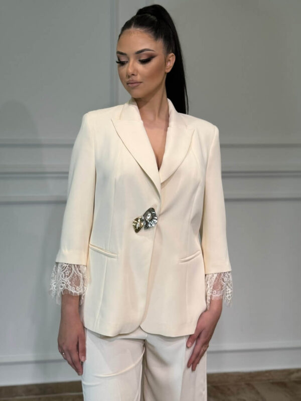 Elegantno žensko odelo Bianca sa čipkom na rukavima i brošem