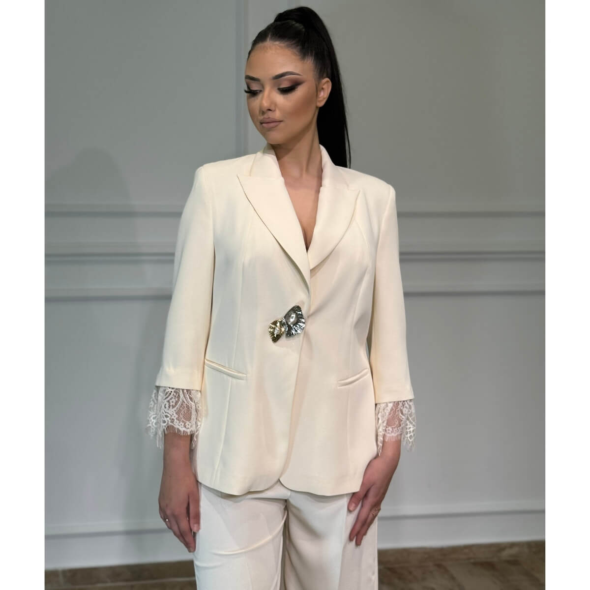 Elegantno žensko odelo Bianca sa čipkom na rukavima i brošem