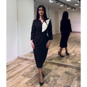 Crno-bela elegantna midi haljina sa pojasom i peplumom