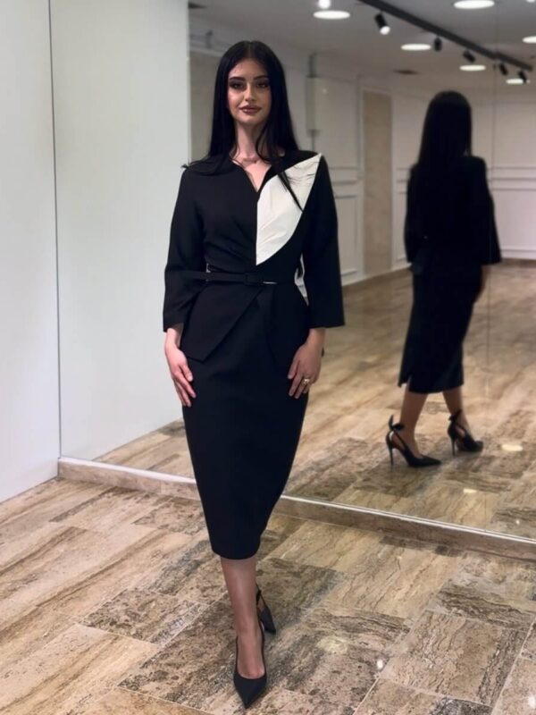 Crno-bela elegantna midi haljina sa pojasom i peplumom