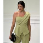 Elegatni Asimetrični Komplet – Bluza na Jedno Rame i Pantalone - Slika 2