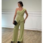 Elegatni Asimetrični Komplet – Bluza na Jedno Rame i Pantalone - Slika 4