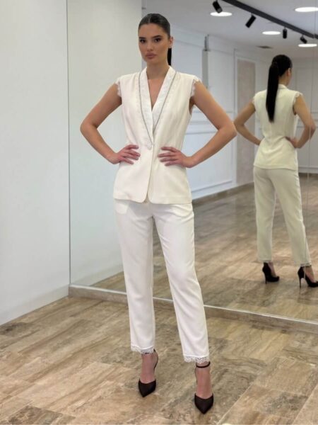 Bianca – Elegantni beli komplet sa prslukom i cigaret pantalonama