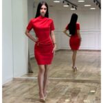 Crvena mini haljina sa naborima i ukrasnim detaljem