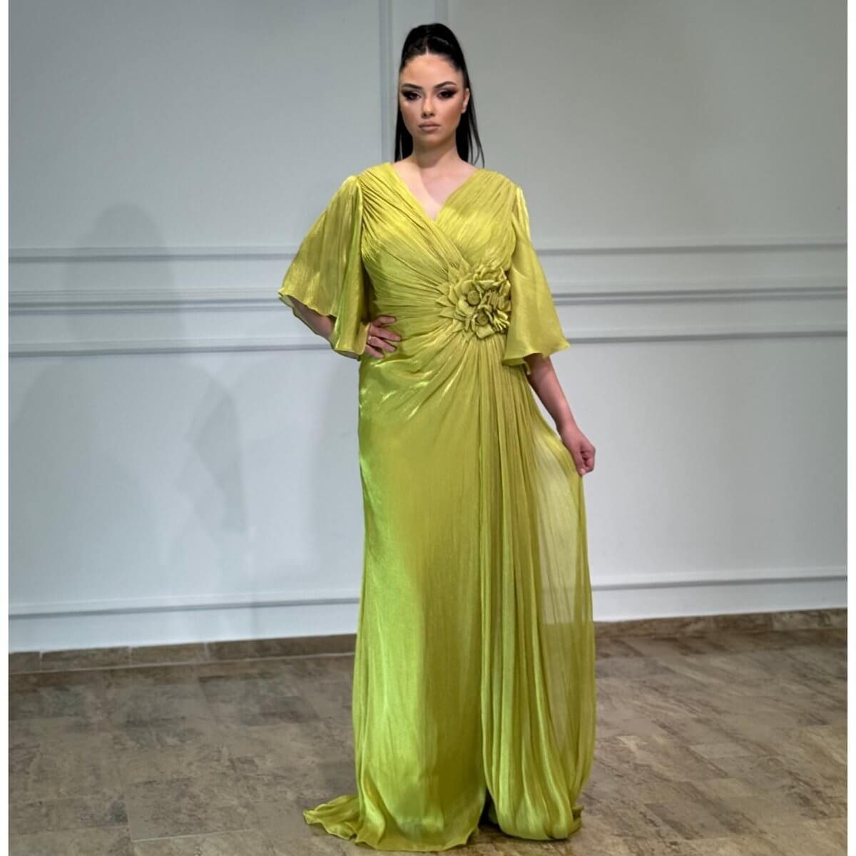 Elegantna duga kivi haljina – Plus Size model sa cvetom