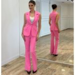 Elegantni Pink Dvodelni Komplet – Prsluk-Sako i Pantalone