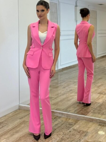 Elegantni Pink Dvodelni Komplet – Prsluk-Sako i Pantalone