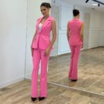 Elegantni Pink Dvodelni Komplet – Prsluk-Sako i Pantalone