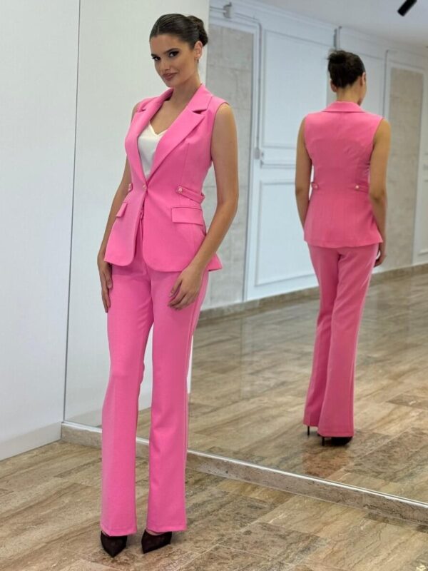 Elegantni Pink Dvodelni Komplet – Prsluk-Sako i Pantalone