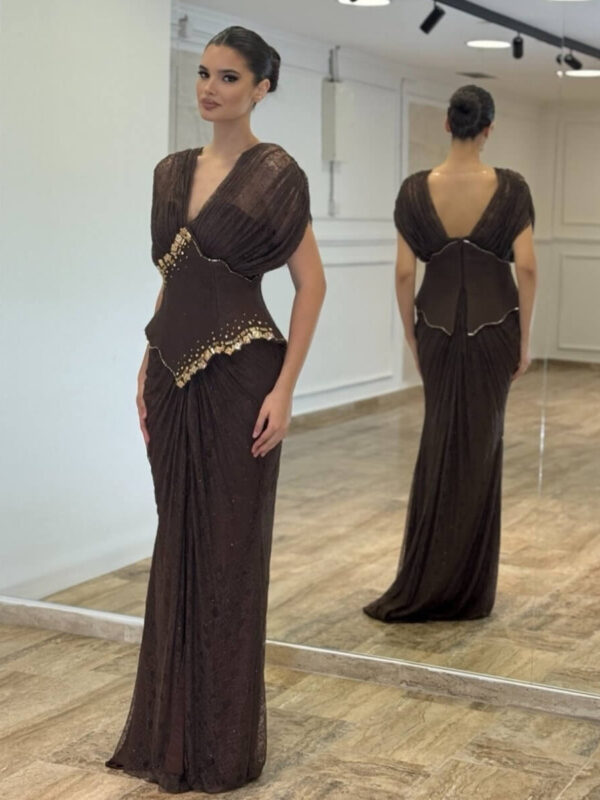 Duga braon korset haljina sa zlatnim detaljima