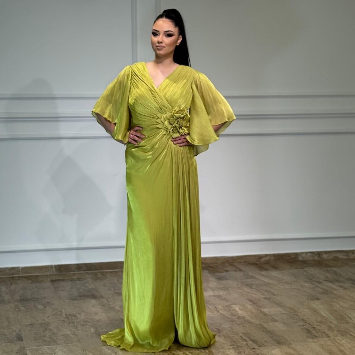 Elegantna duga kivi haljina – Plus Size model sa cvetom