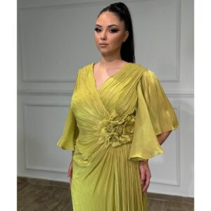 Elegantna duga kivi haljina – Plus Size model sa cvetom