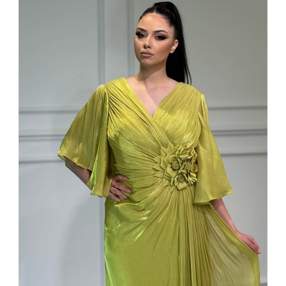 Elegantna duga kivi haljina – Plus Size model sa cvetom