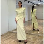 Elegantna strukirana midi haljina sa biserima - Bledo žuta