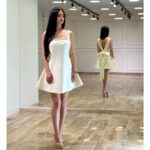 Elegantna mini haljina sa bisernim radom i mašnom bela