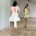 Elegantna mini haljina sa bisernim radom i mašnom bela