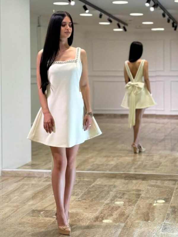 Elegantna mini haljina sa bisernim radom i mašnom bela