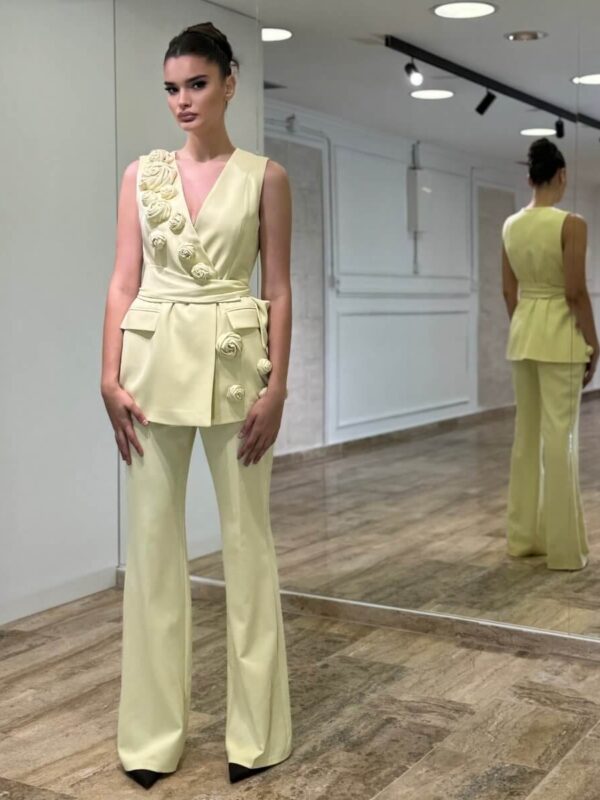 Elegantni komplet – Prsluk sa 3D ružama i pantalone