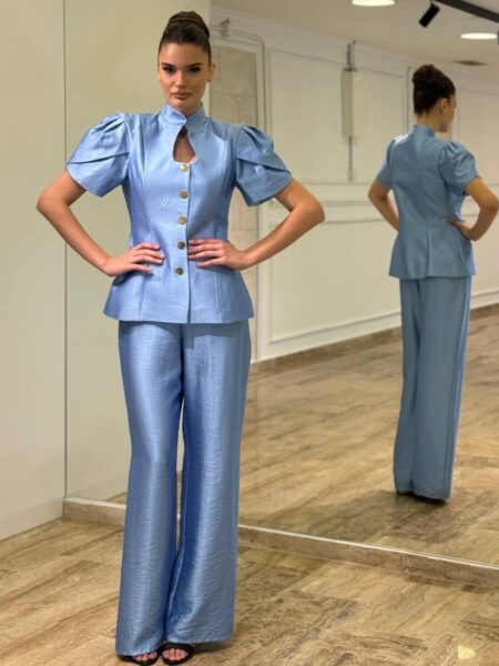 Elegantni komplet sa puf rukavima i zlatnim dugmićima