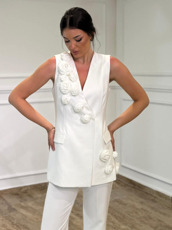 Elegantni komplet – Prsluk sa 3D ružama i pantalone Beli