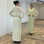 Elegantni trodelni komplet košulja, majica i suknja sa brošem