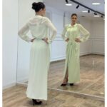 Elegantni trodelni komplet košulja, majica i suknja sa brošem