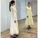 Elegantna Bela Maksi Haljina sa Karnerima i Rukavima - Slika 4