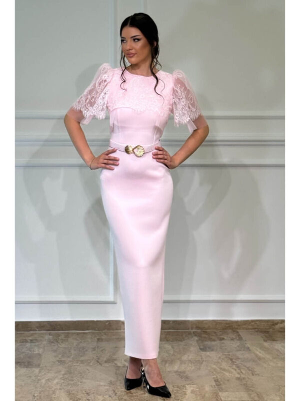 Pastelno roze midi haljina sa čipkom i pojasom