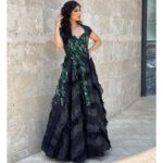 Svečana Duga Haljina Emerald Ivy – Crna sa Zelenim Cvetnim Aplikacijama