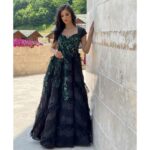 Svečana Duga Haljina Emerald Ivy – Crna sa Zelenim Cvetnim Aplikacijama