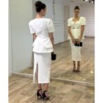 Bela midi strukirana haljina sa peplum detaljem i zlatnim dugmadima