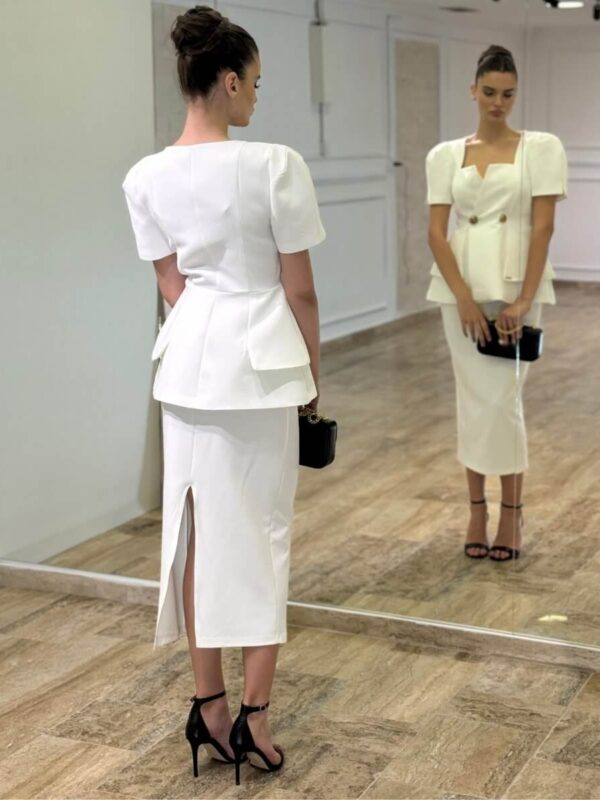Bela midi strukirana haljina sa peplum detaljem i zlatnim dugmadima
