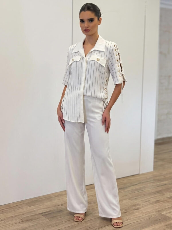 Beli casual komplet – bluza kratkih rukava sa linijama i široke pantalone