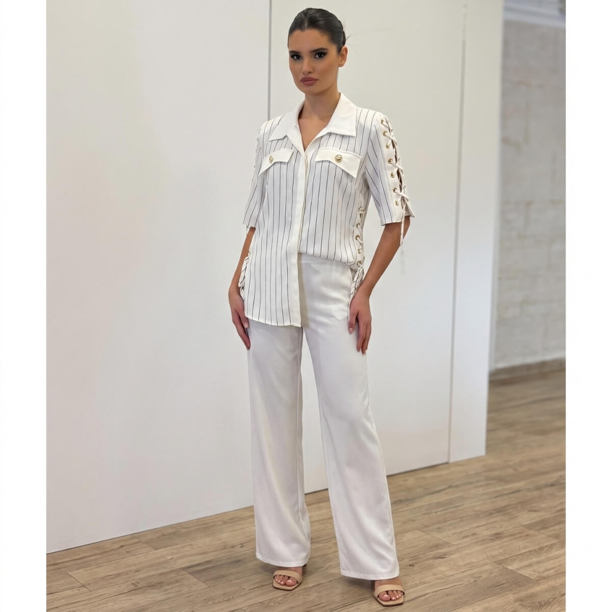 Beli casual komplet – bluza kratkih rukava sa linijama i široke pantalone Beli casual komplet – bluza kratkih rukava sa linijama i široke pantalone