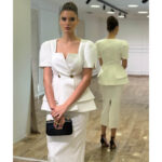 Bela midi strukirana haljina sa peplum detaljem i zlatnim dugmadima