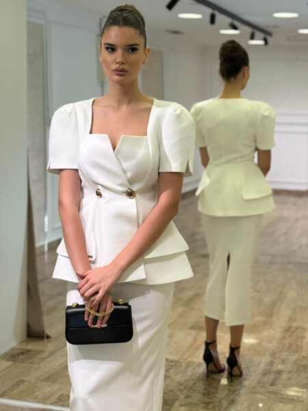 Bela midi strukirana haljina sa peplum detaljem i zlatnim dugmadima