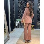 Ženski elegantni komplet sako i pantalone sa pojasom – Suptilni animal print