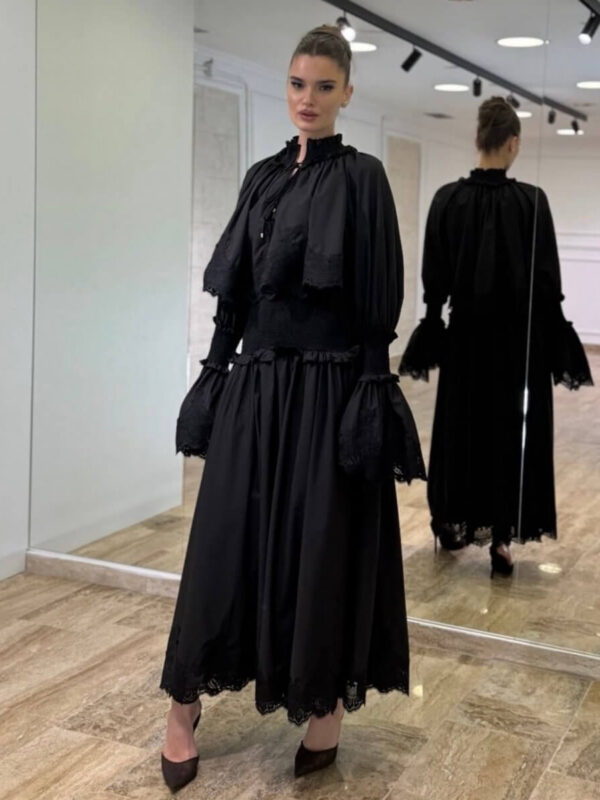 Elegantna maksi haljina sa vezom i elastičnim detaljima crna